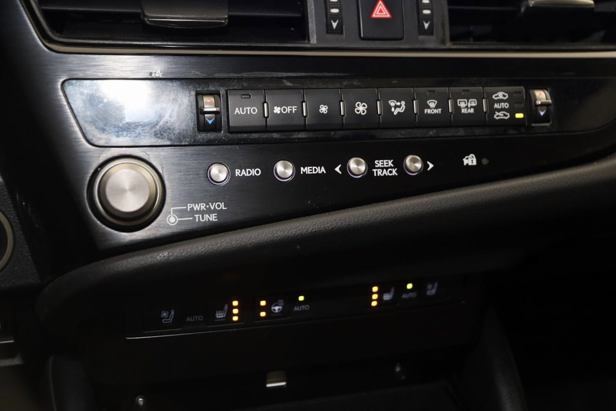 Used 2023 Lexus ES 300h w/ Premium Package image 30