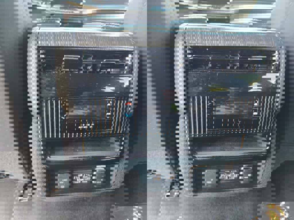 Used 2024 Jeep Wagoneer L Series II RWD image 13