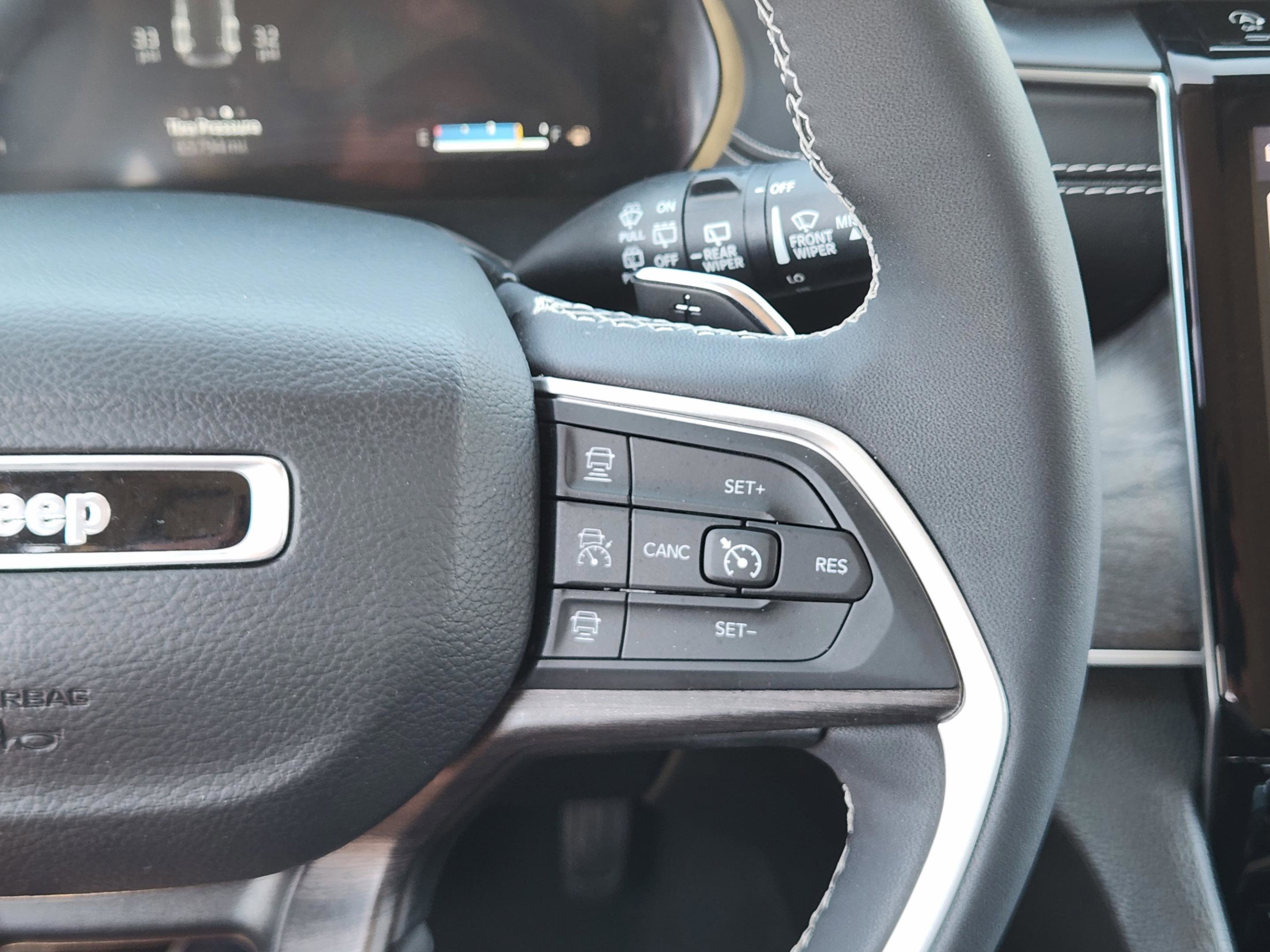 Used 2023 Jeep Grand Cherokee Limited w/ Black Appearance Package image 24