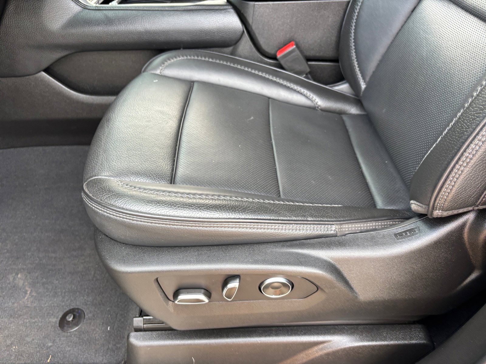 Used 2023 GMC Yukon Denali w/ Advanced Technology Package image 13