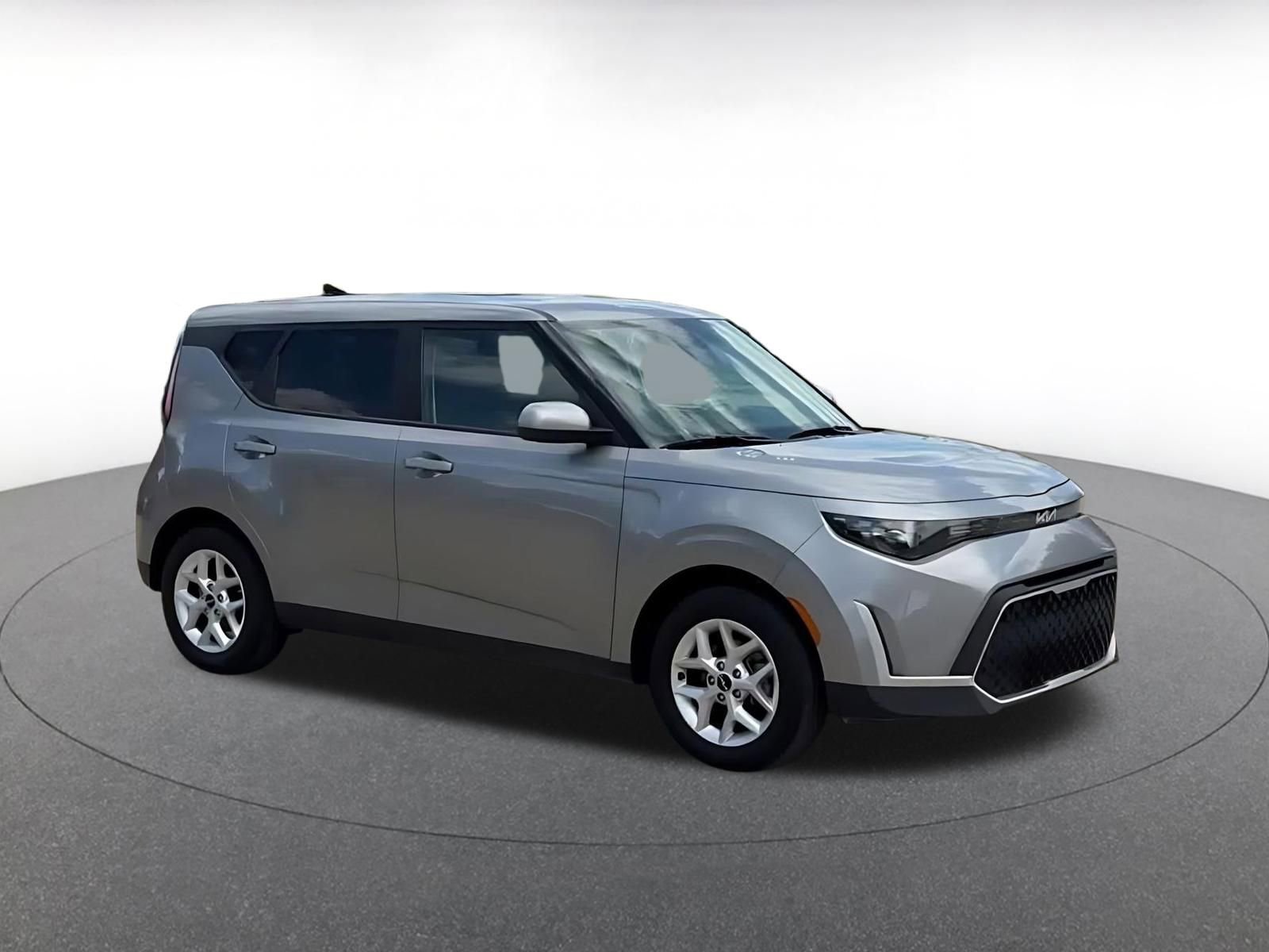 Used 2025 Kia Soul LX w/ LX Technology Package image 2