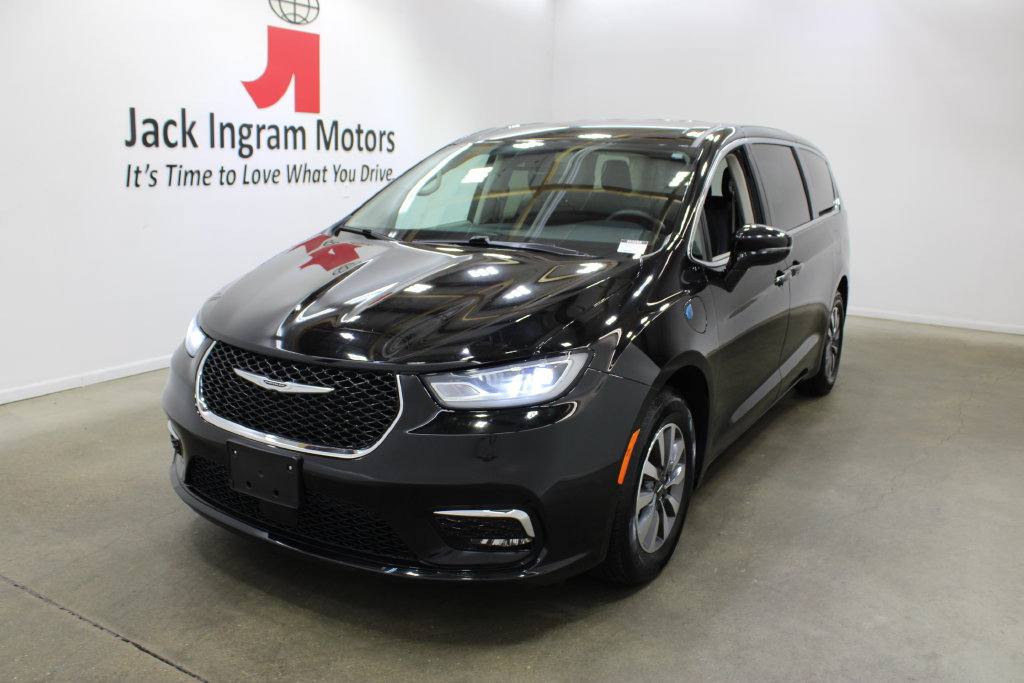 Used 2024 Chrysler Pacifica Limited FWD image 2