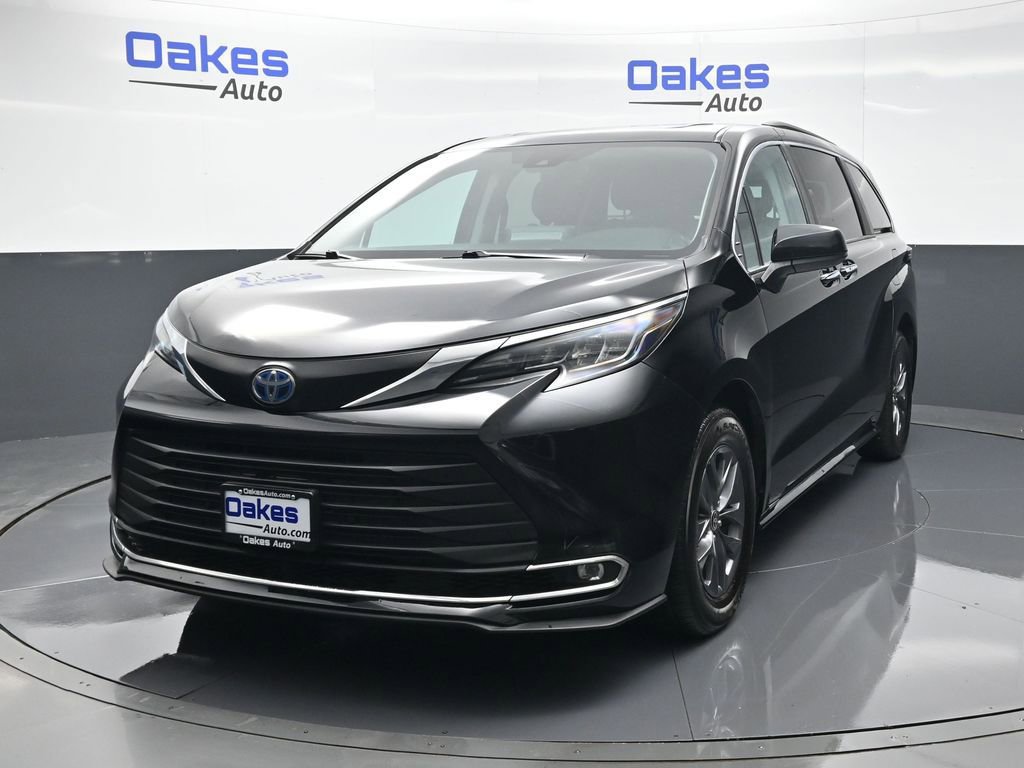 Used 2024 Toyota Sienna XLE image 4