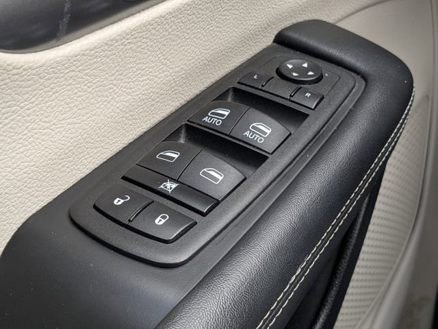 Used 2023 Chrysler Pacifica Touring-L image 21