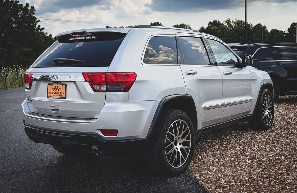 Used 2011 Jeep Grand Cherokee Limited w/ Luxury Group II AWD/4WD image 27