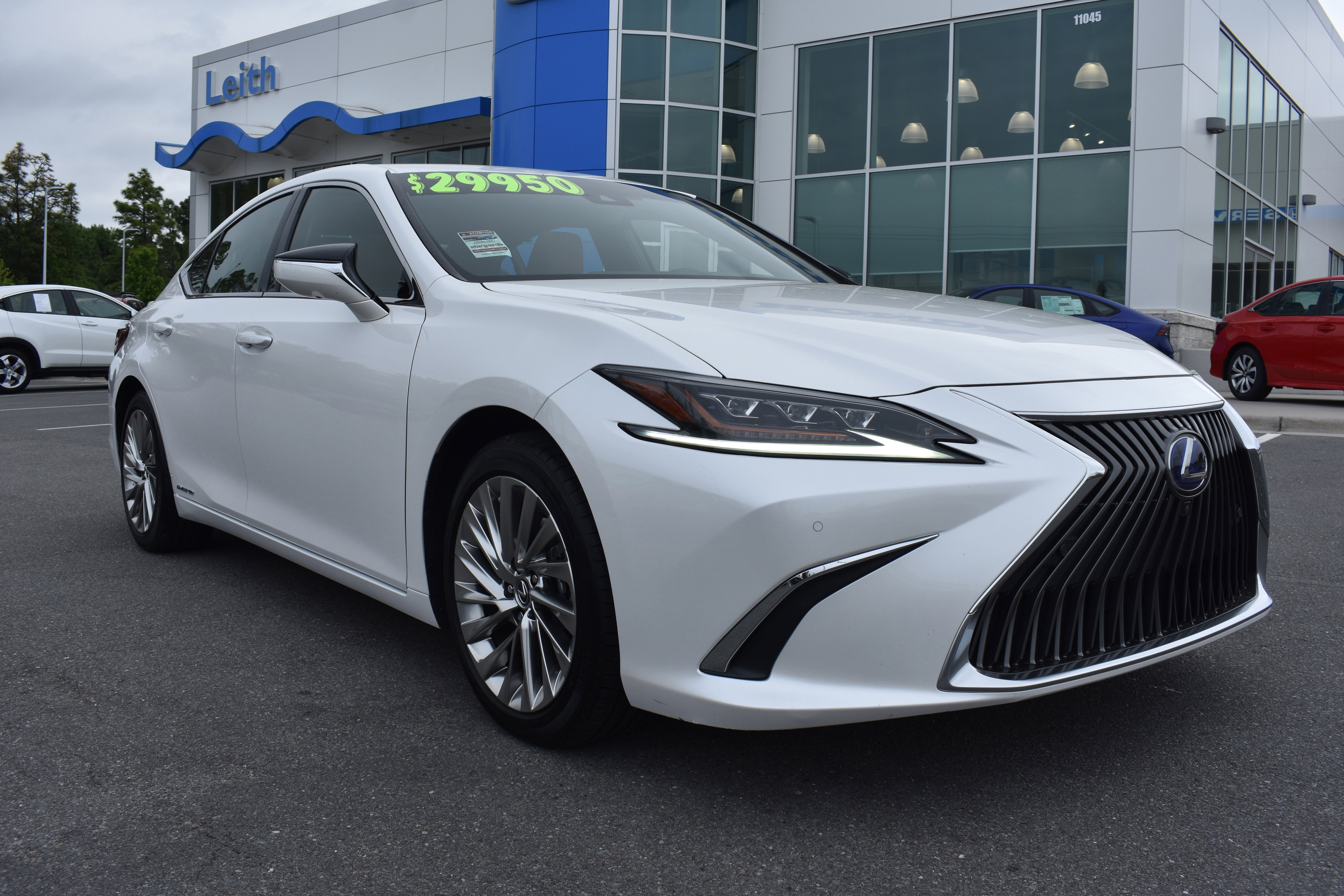 Used 2019 Lexus ES 300h Ultra Luxury w/ Accessory Package FWD image 2