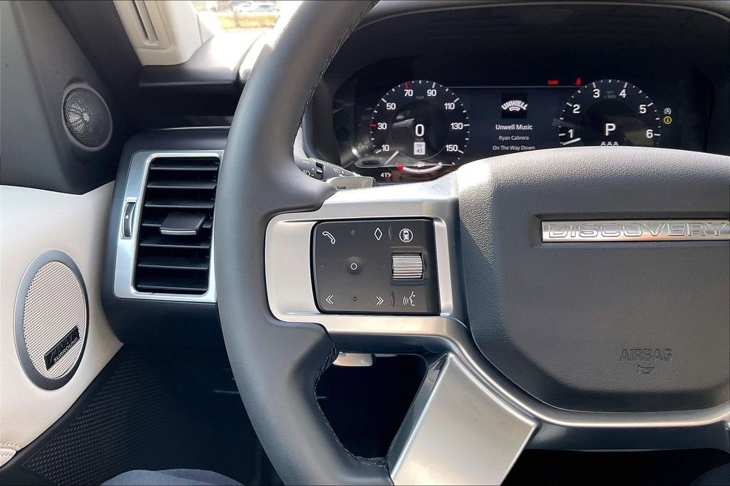 Certified 2025 Land Rover Discovery S image 11