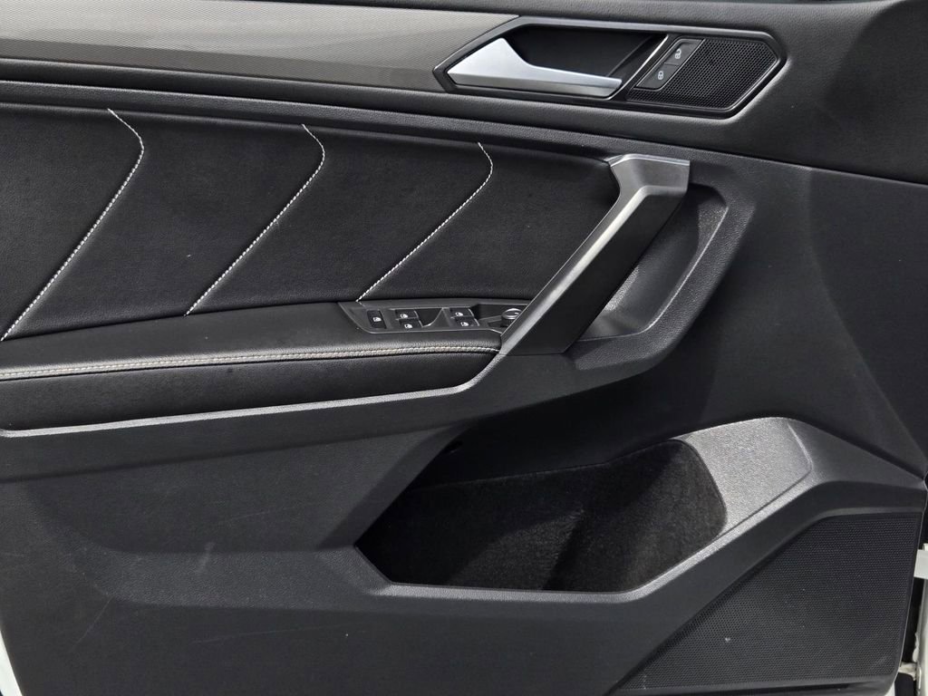 Used 2022 Volkswagen Tiguan SE w/ Panoramic Sunroof Package FWD image 17