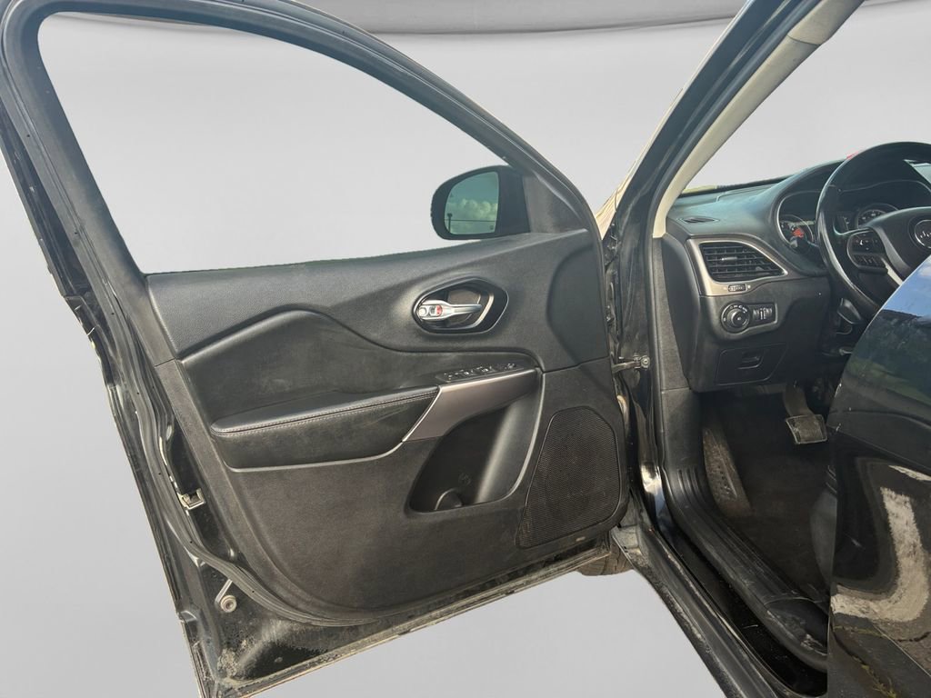 Used 2021 Jeep Cherokee Latitude Plus AWD/4WD image 17