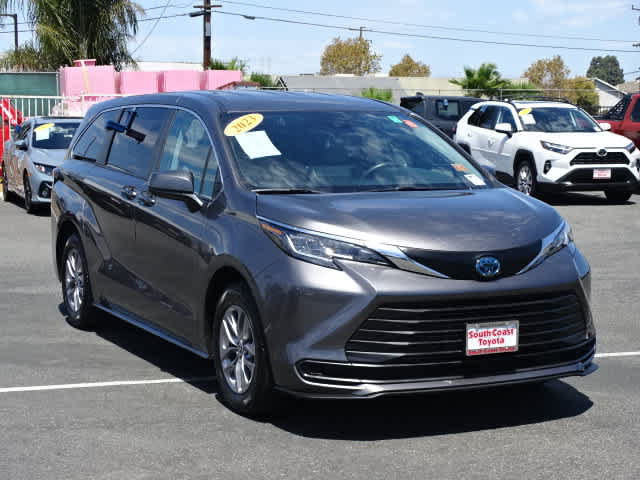 Used 2023 Toyota Sienna LE FWD image 2
