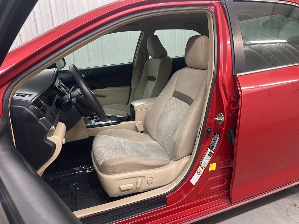 Used 2014 Toyota Camry LE image 11