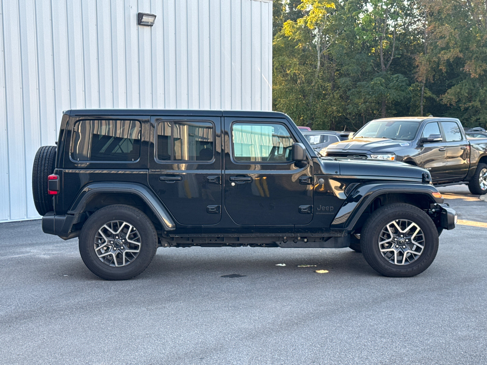 Used 2026 Jeep Wrangler Unlimited Sahara AWD/4WD image 4