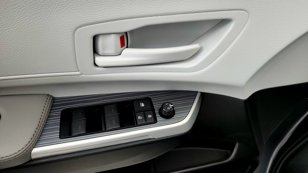 Certified 2025 Toyota Sienna LE AWD/4WD image 25