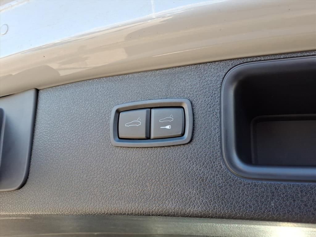 Used 2023 Porsche Macan Turbo image 15