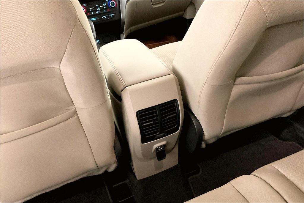 Used 2018 Ford Escape SE w/ Ford Safe & Smart Package FWD image 10