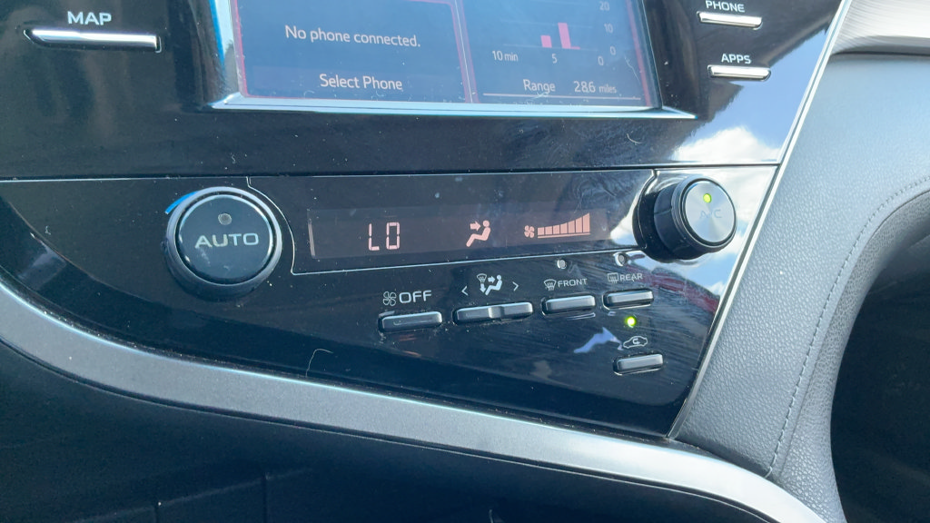Used 2019 Toyota Camry SE FWD image 16