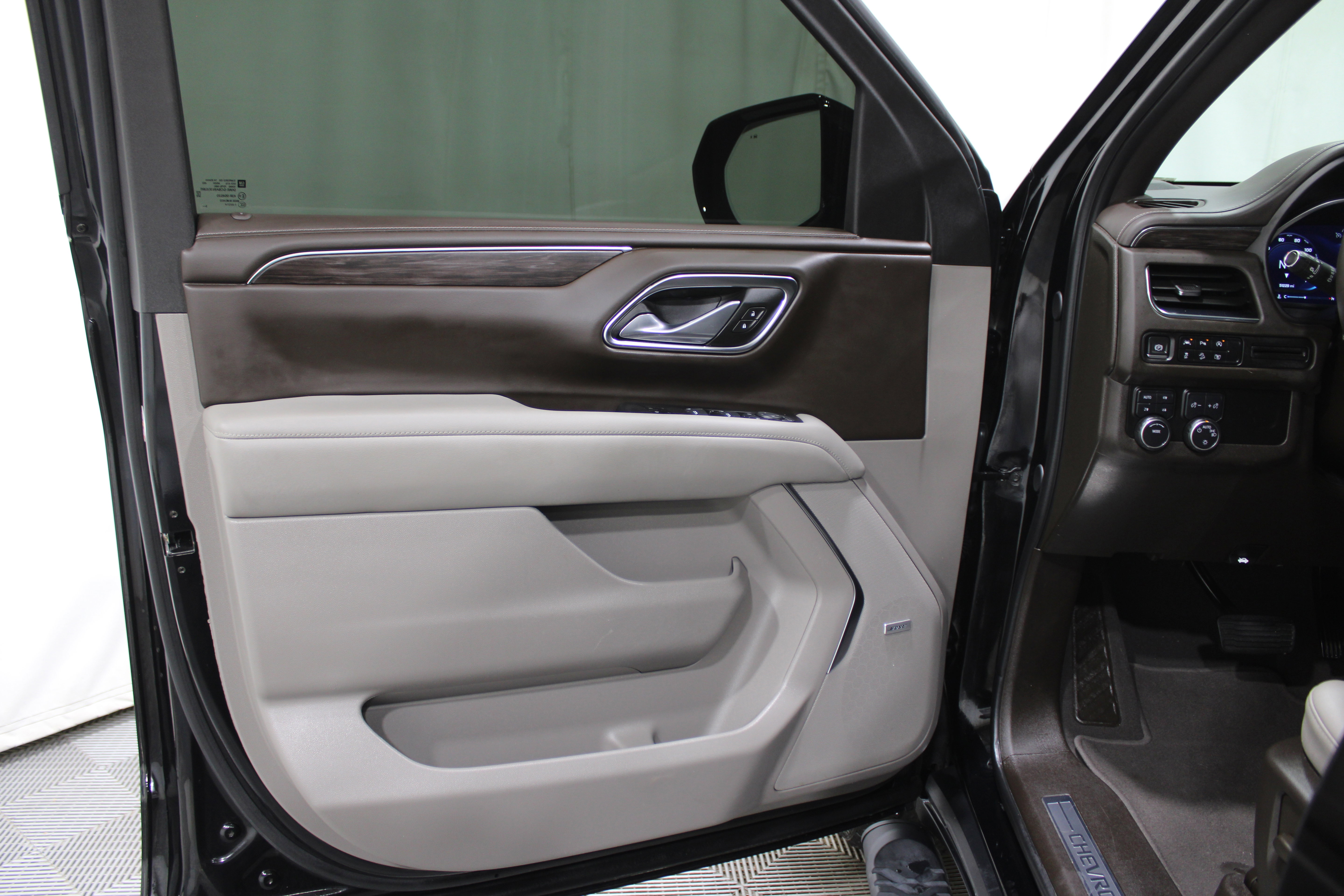 Used 2024 Chevrolet Suburban Z71 w/ Luxury Package image 6