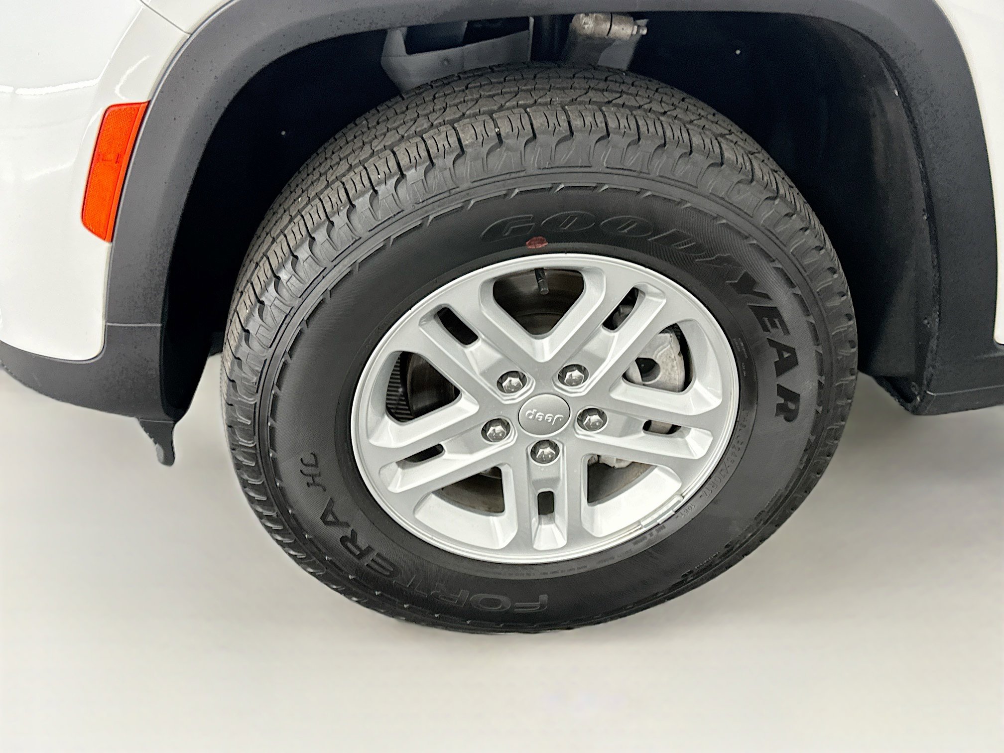 Used 2023 Jeep Grand Cherokee Laredo AWD/4WD image 11
