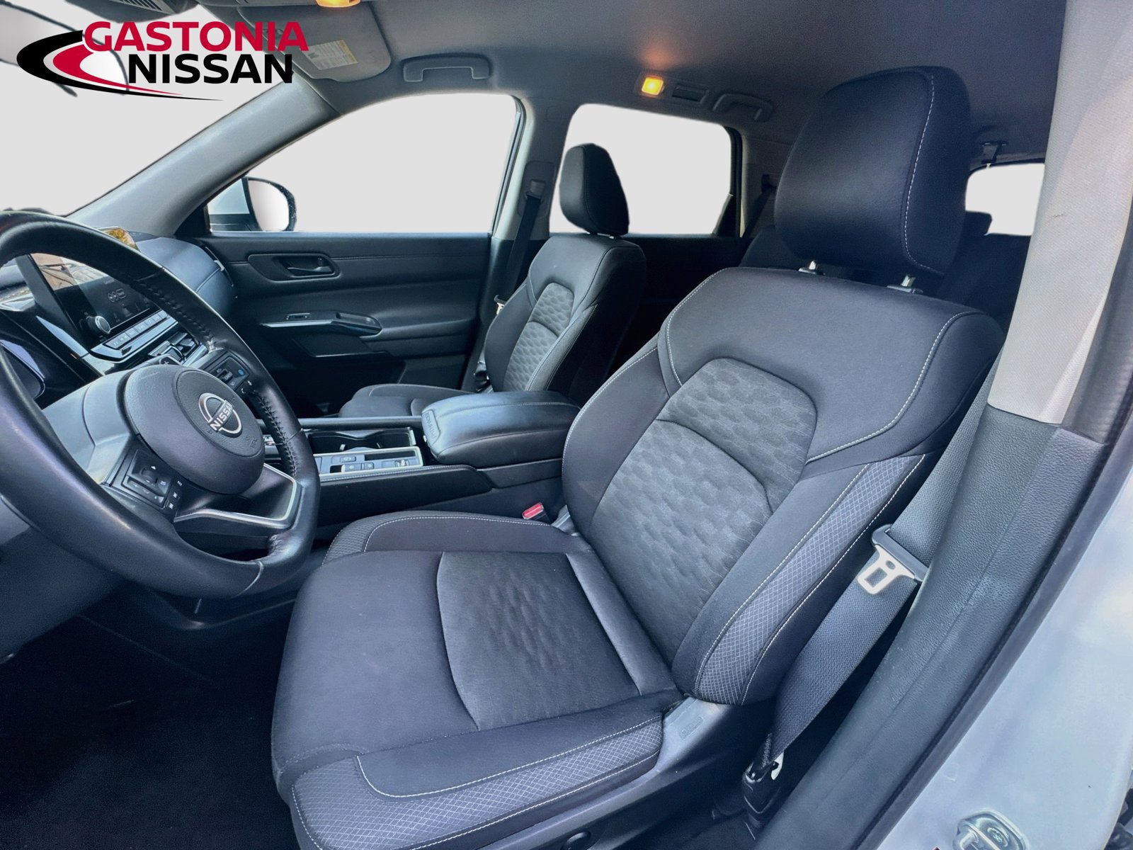 Used 2025 Nissan Pathfinder SV FWD image 26