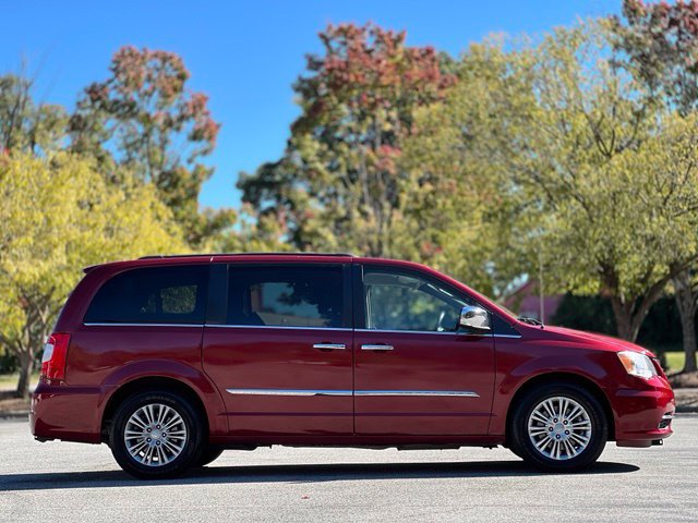Used 2015 Chrysler Town & Country Touring-L w/ Driver Convenience Group FWD image 4