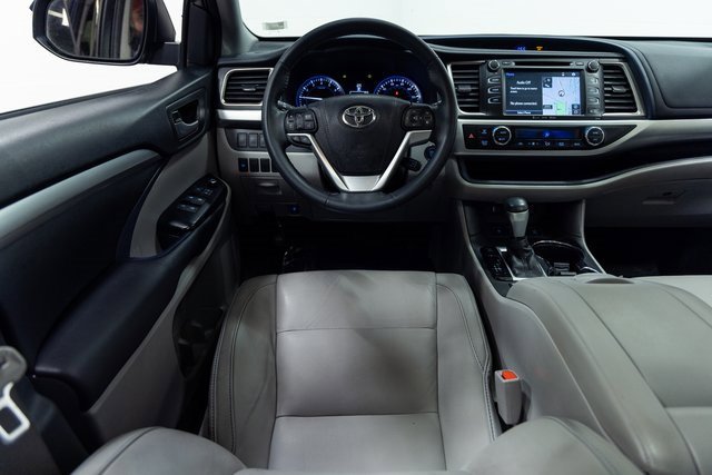 Used 2016 Toyota Highlander XLE image 3