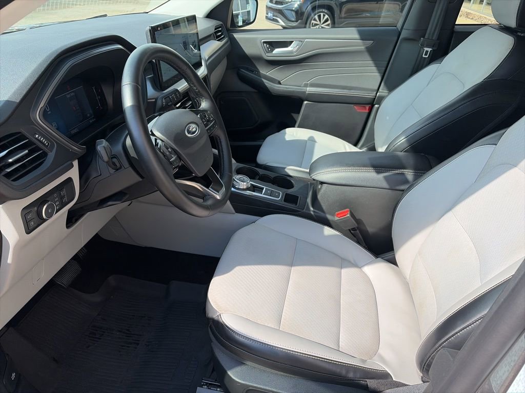 Used 2025 Ford Escape SE image 10