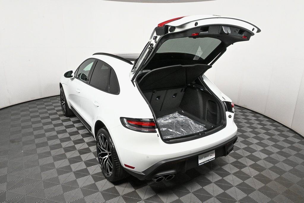 Certified 2026 Porsche Macan AWD/4WD image 33