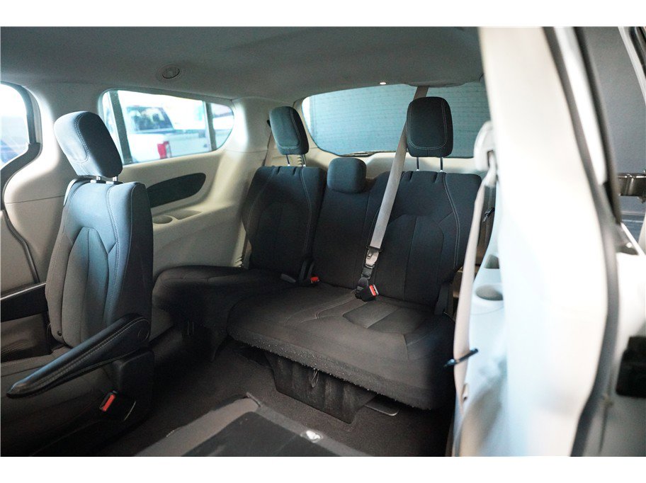 Used 2022 Chrysler Voyager LX image 13