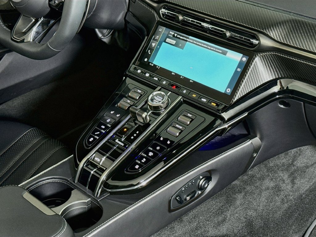 Used 2026 Aston Martin V8 Vantage Convertible RWD image 18
