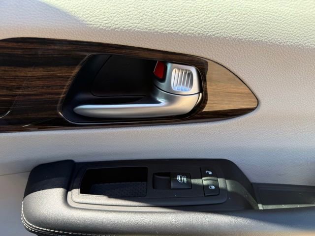 Used 2023 Chrysler Pacifica Limited FWD image 49