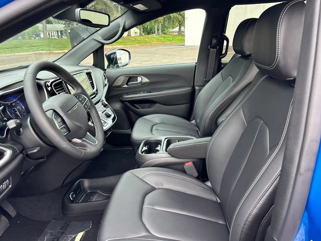 New 2027 Chrysler Pacifica Select w/ Family Tech Group FWD image 6