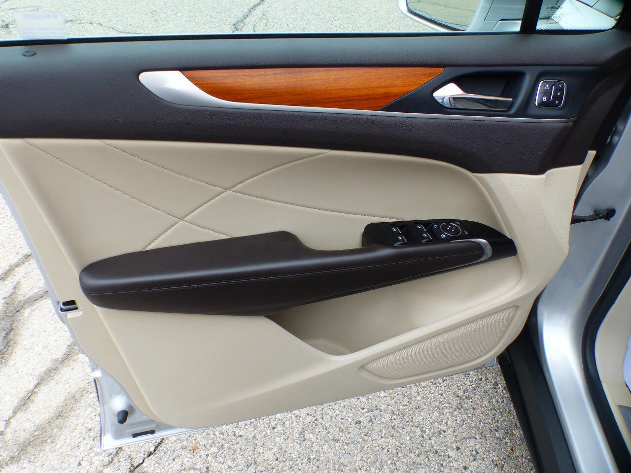 Used 2019 Lincoln MKC Select w/ Select Plus Package image 15