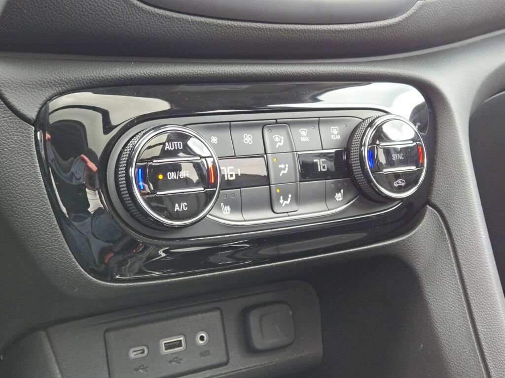 Used 2022 Buick Encore GX Essence w/ Experience Buick Package image 32