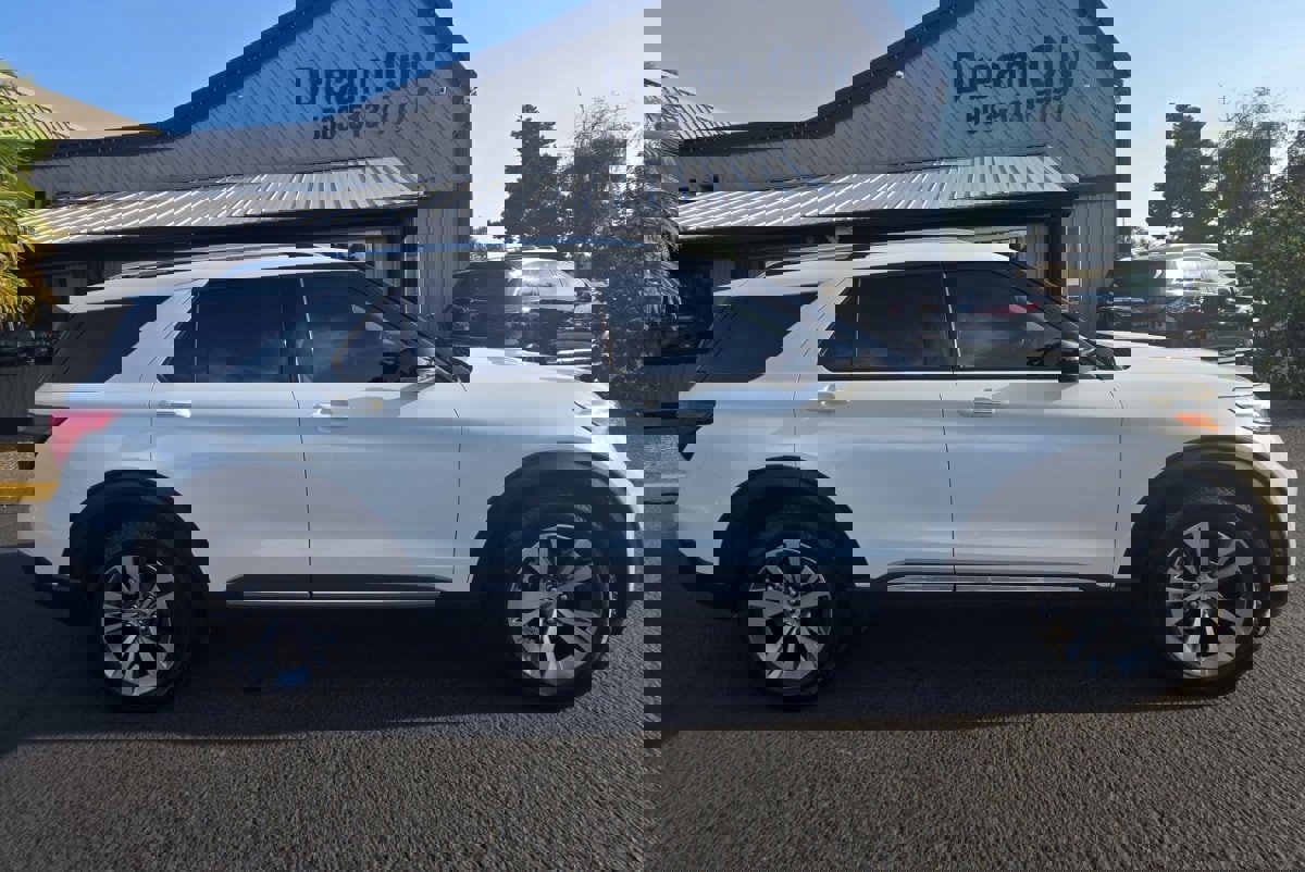 Used 2020 Ford Explorer Platinum w/ Premium Technology Package image 2