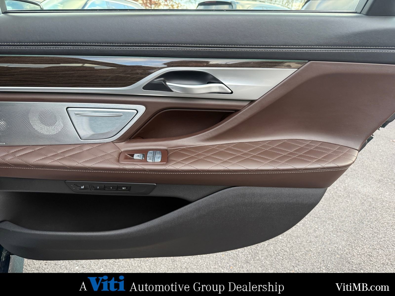 Used 2022 BMW ALPINA B7 xDrive w/ Luxury Rear Seating Package image 25