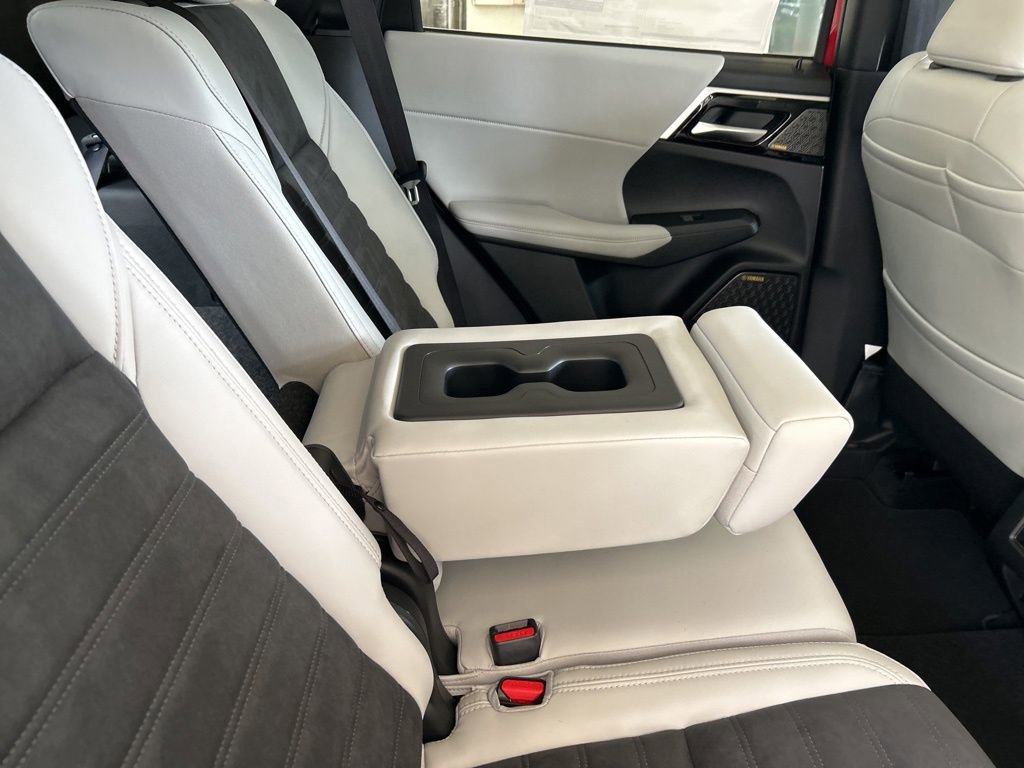 New 2025 Mitsubishi Outlander SE image 29