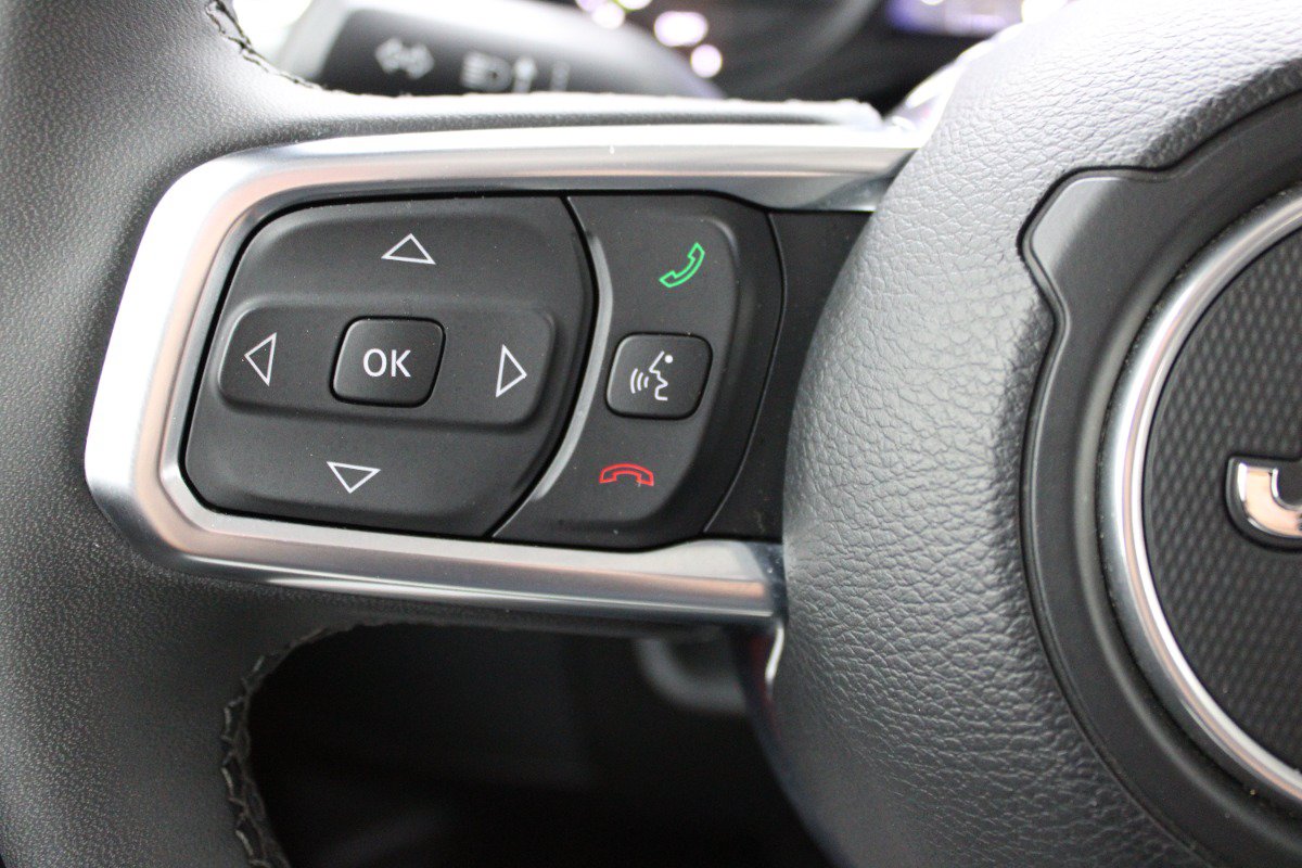 Used 2025 Jeep Wrangler Unlimited Sahara AWD/4WD image 16