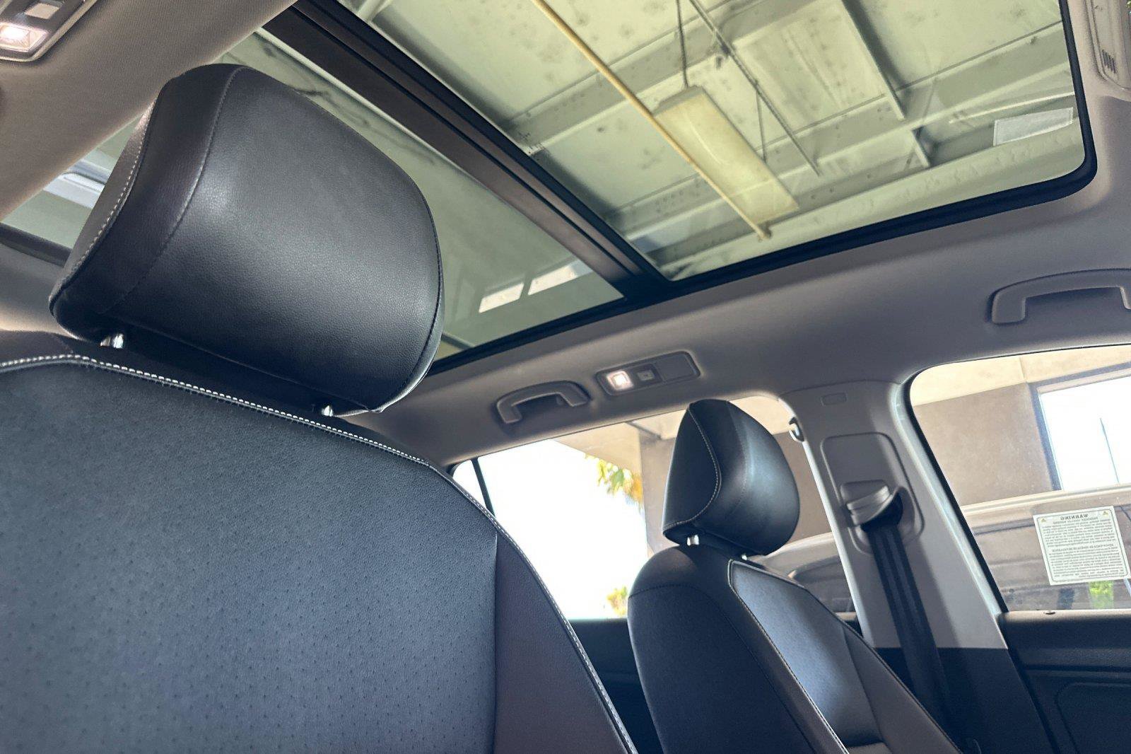 Used 2021 Volkswagen Tiguan SE w/ Panoramic Sunroof Package AWD/4WD image 17