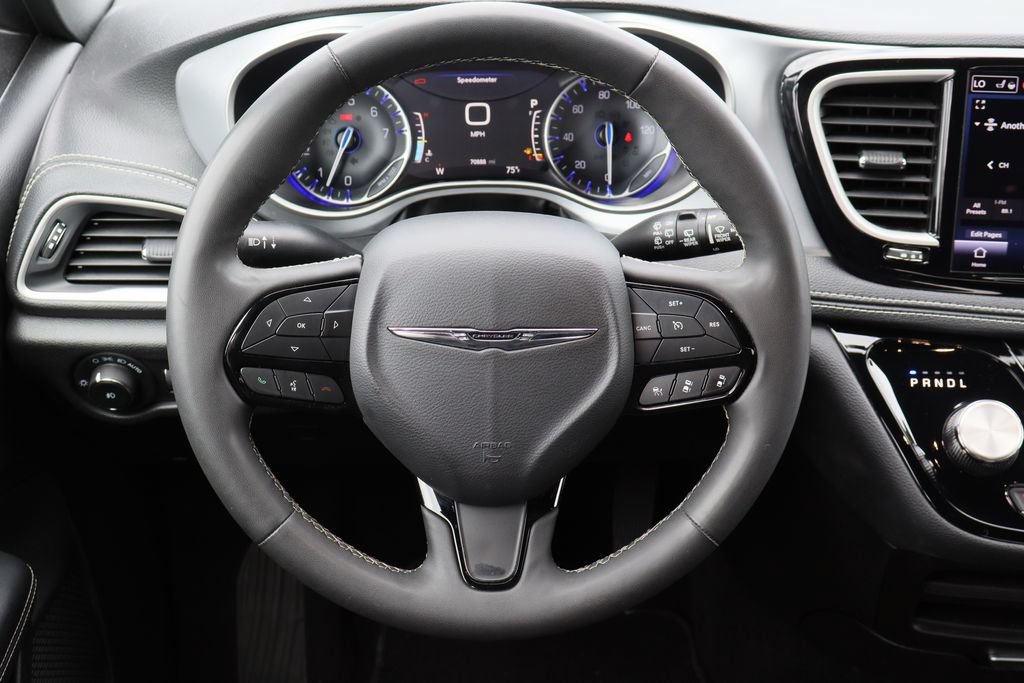 Used 2023 Chrysler Pacifica Touring FWD image 13