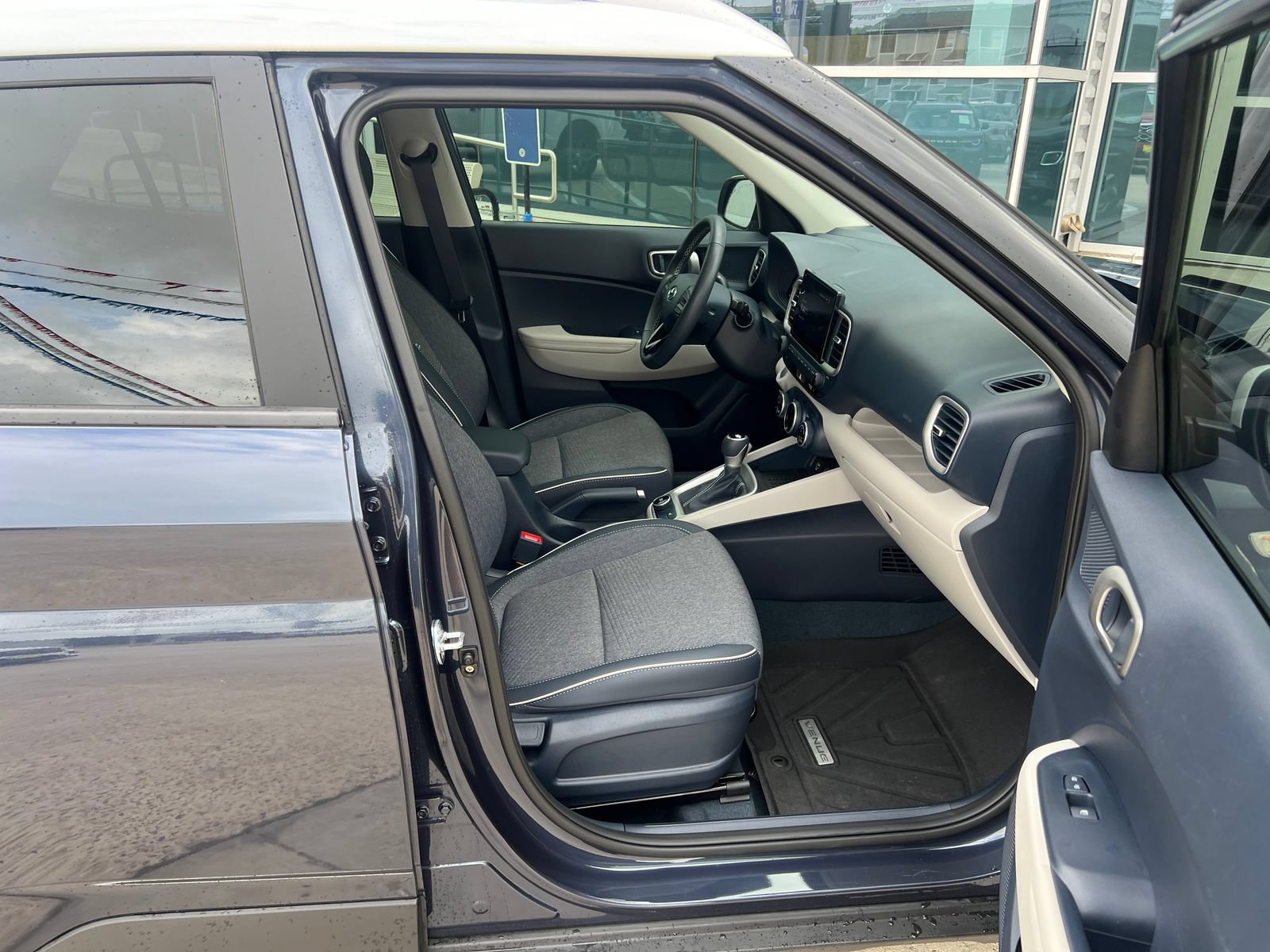 Used 2025 Hyundai Venue Limited FWD image 16