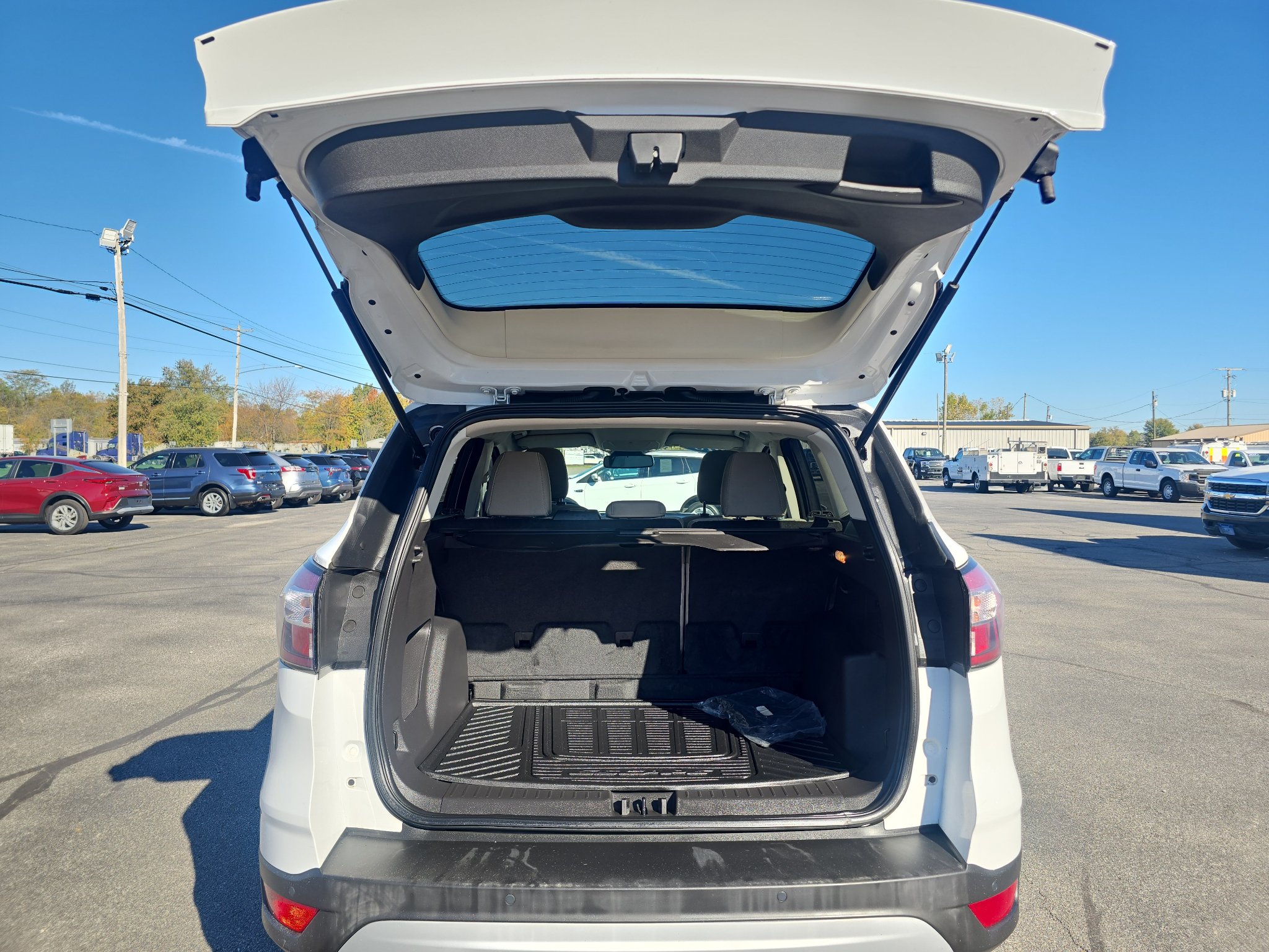 Used 2018 Ford Escape SE w/ Ford Safe & Smart Package FWD image 17