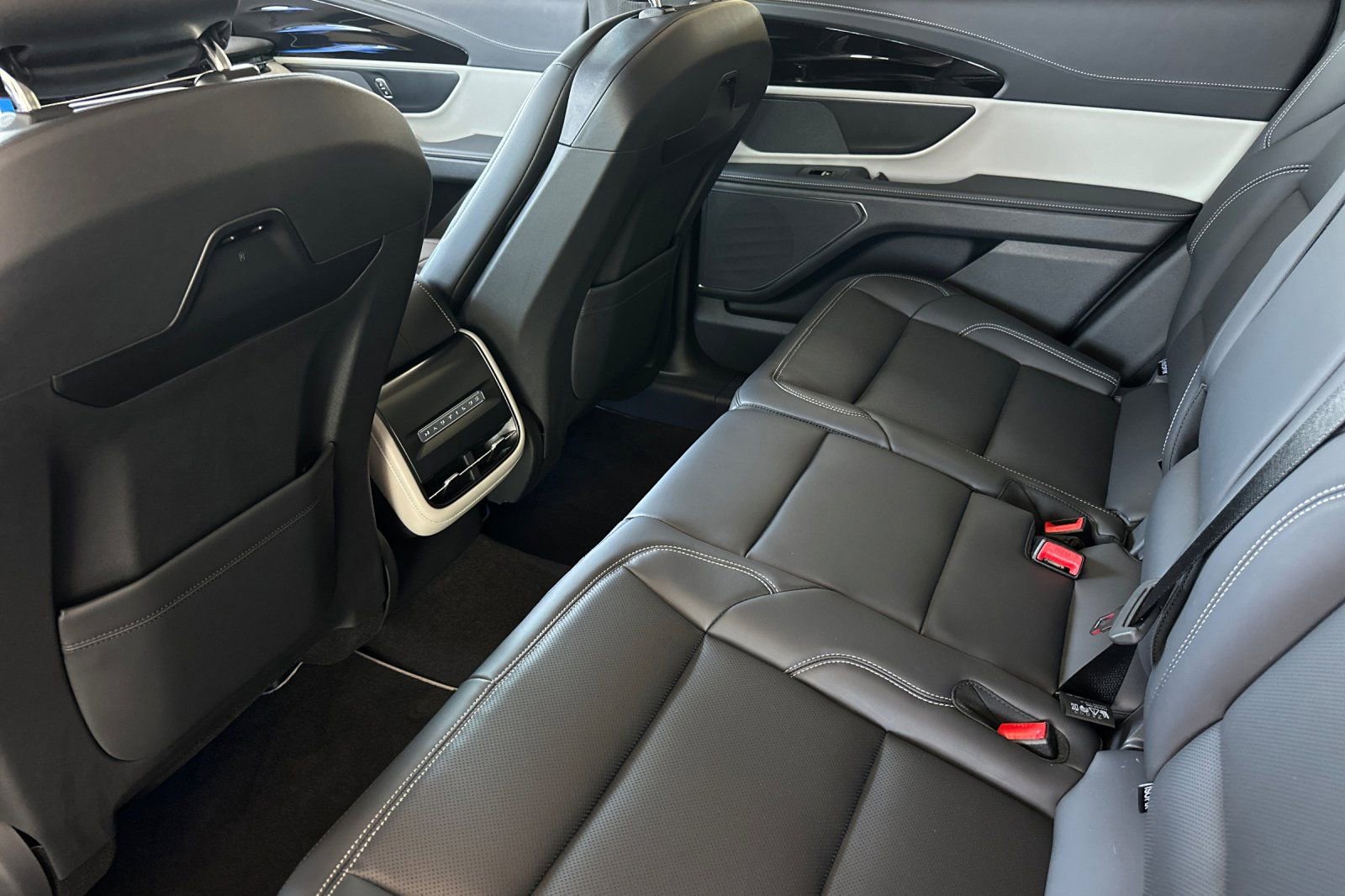 Used 2025 Lincoln Nautilus Premier AWD/4WD image 11