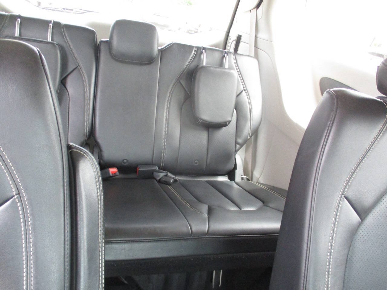 Used 2020 Chrysler Voyager Lxi FWD image 23