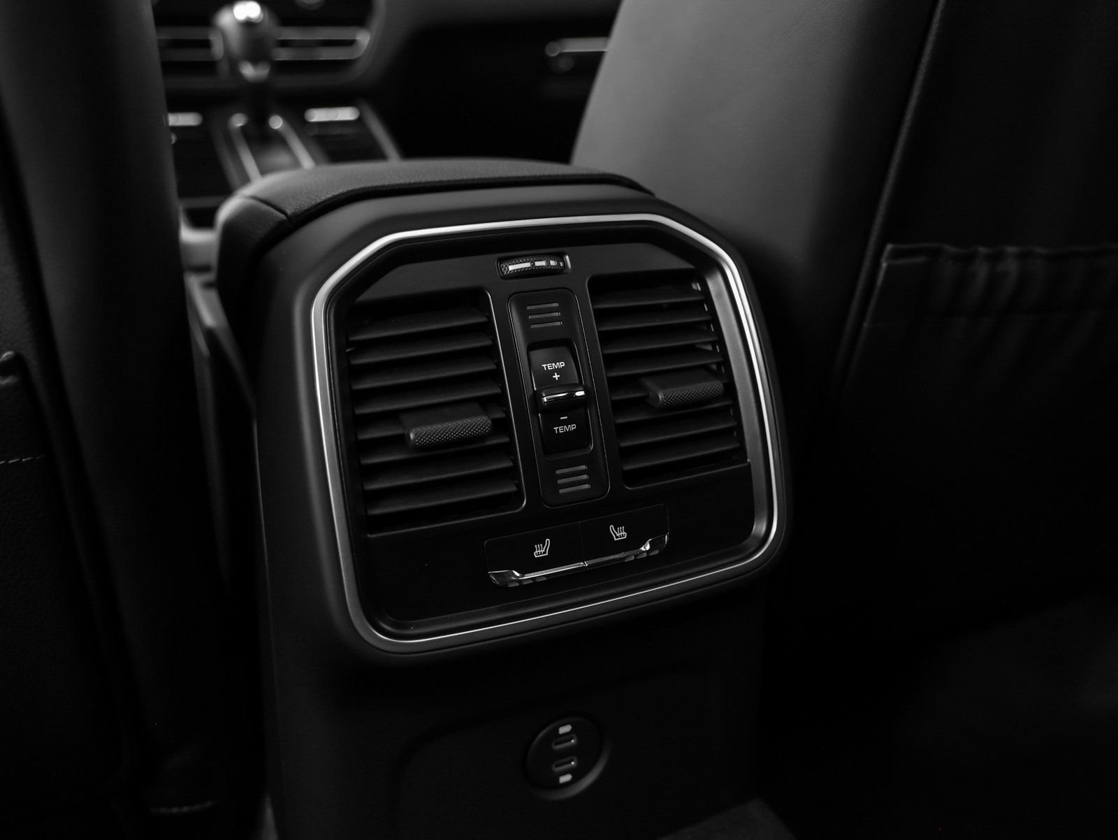 Certified 2025 Porsche Macan AWD/4WD image 40