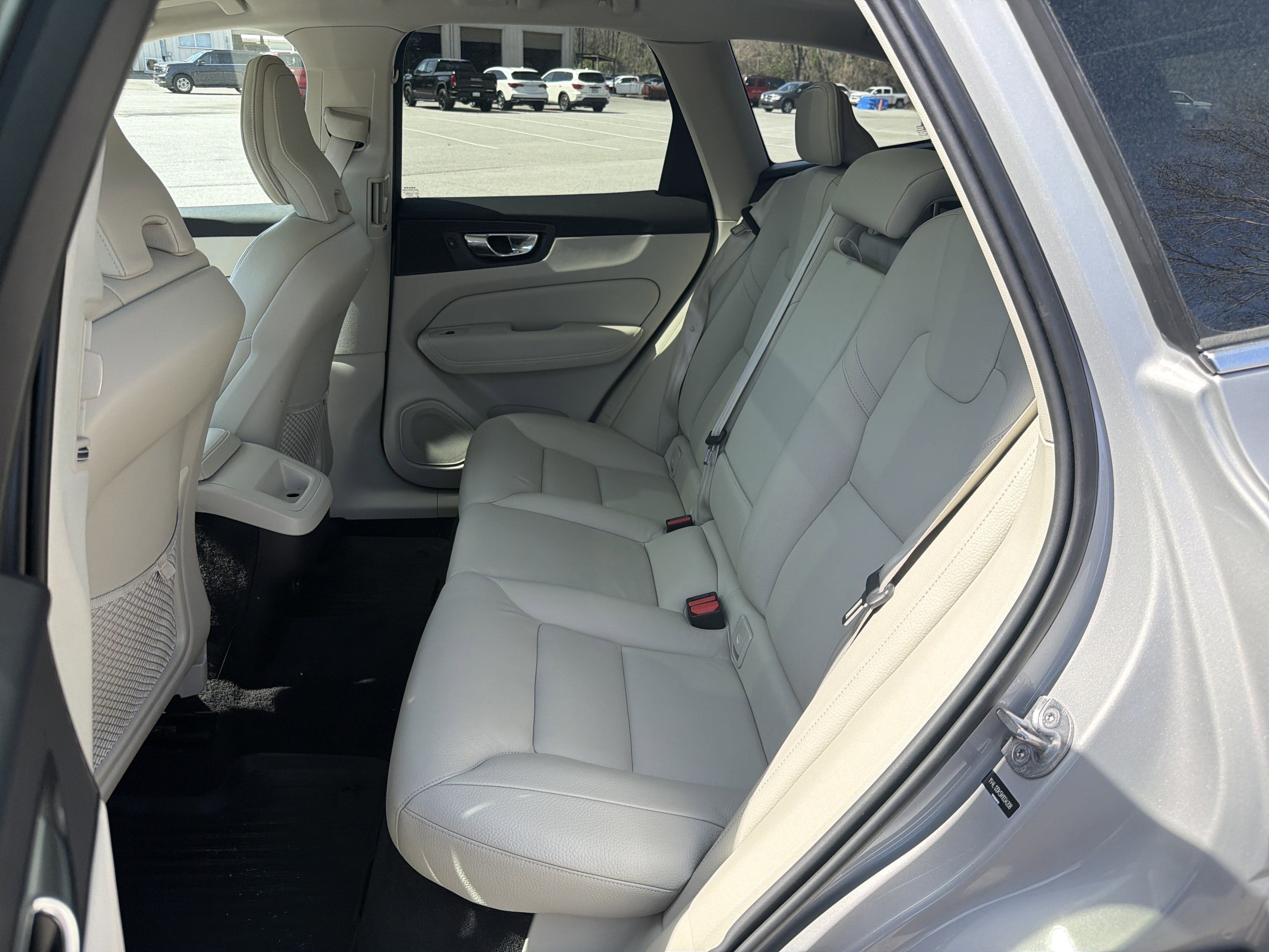 Used 2022 Volvo XC60 B5 Momentum image 25