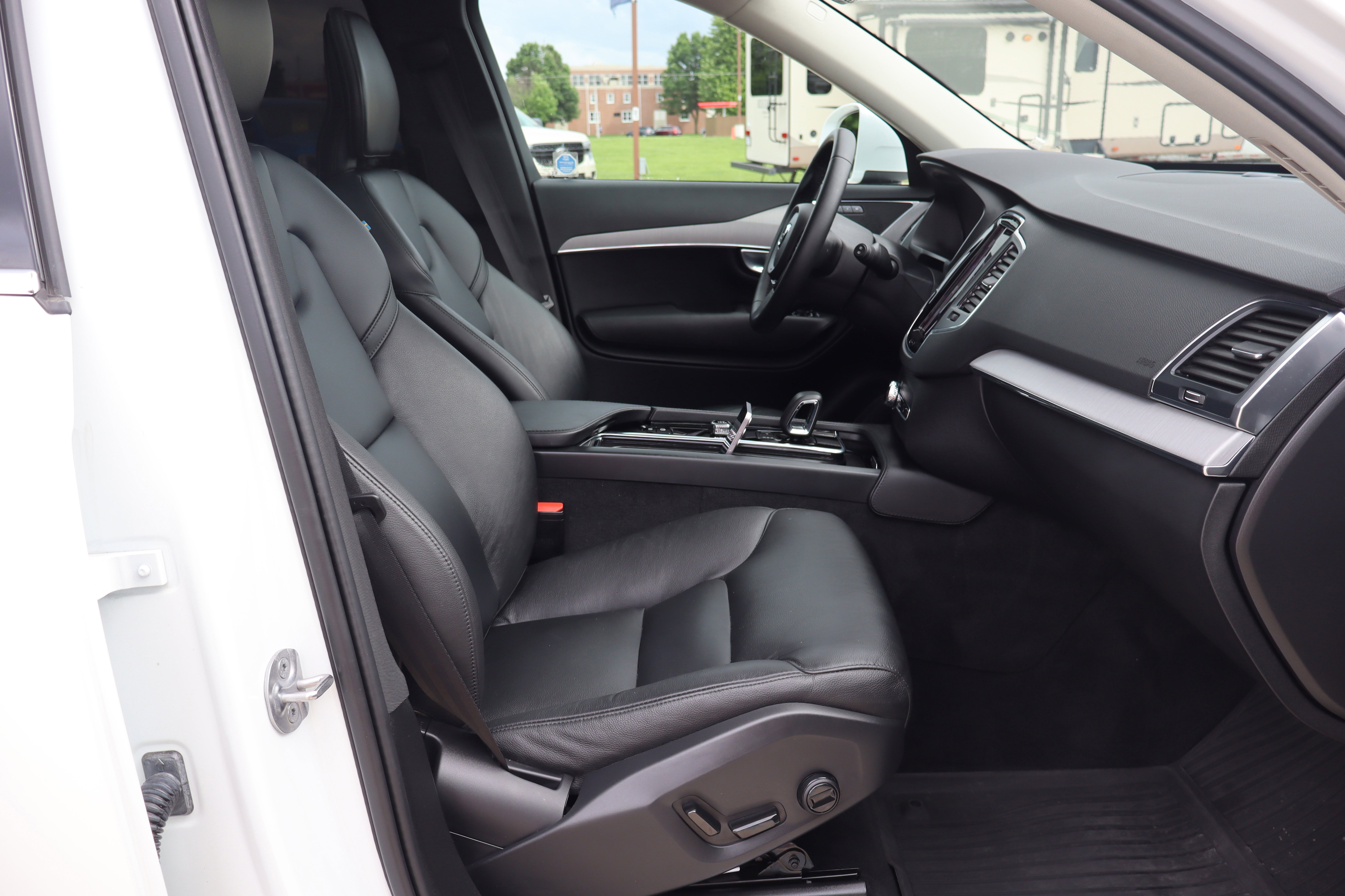 Used 2024 Volvo XC90 B5 Core w/ Protection Package Premier AWD/4WD image 15