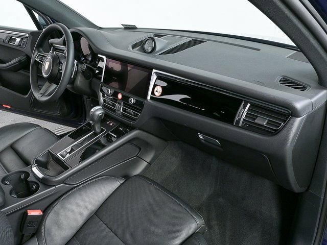 Certified 2025 Porsche Macan AWD image 24