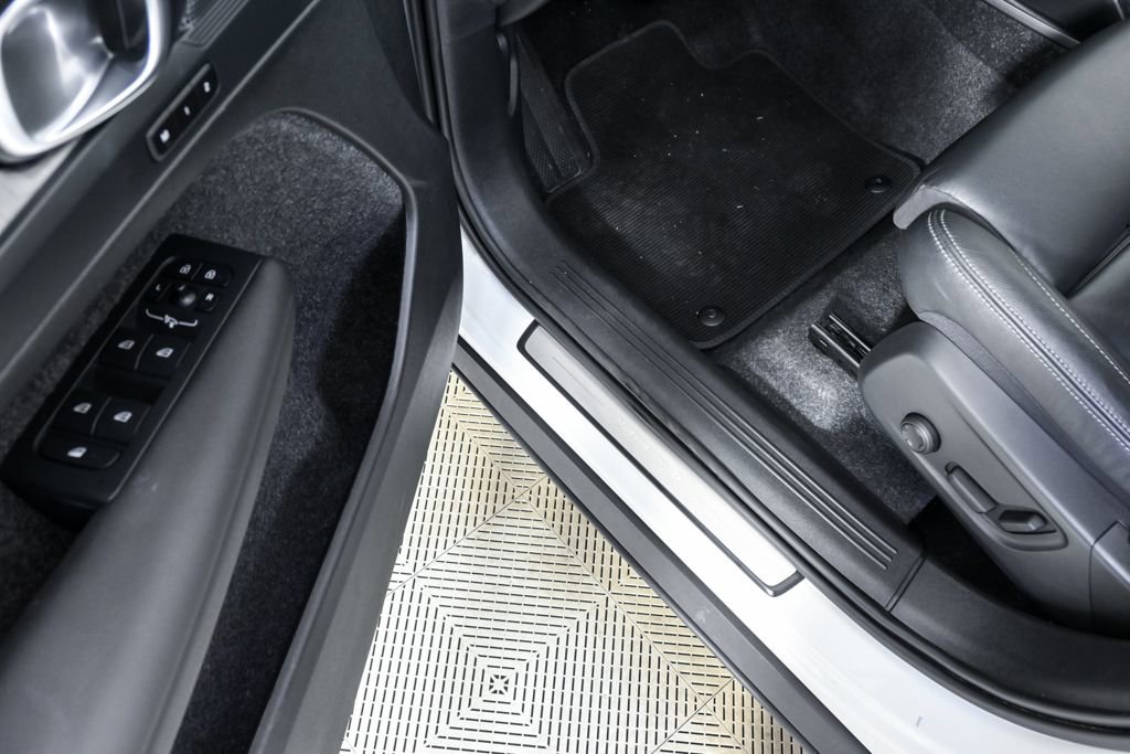 Certified 2025 Volvo XC40 B5 Plus image 9