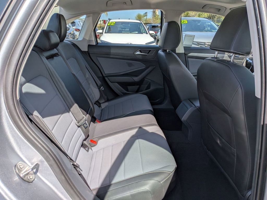 Used 2025 Volkswagen Jetta SE image 30