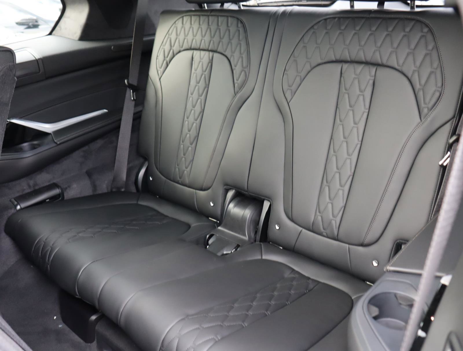 New 2026 BMW X7 M60i image 16